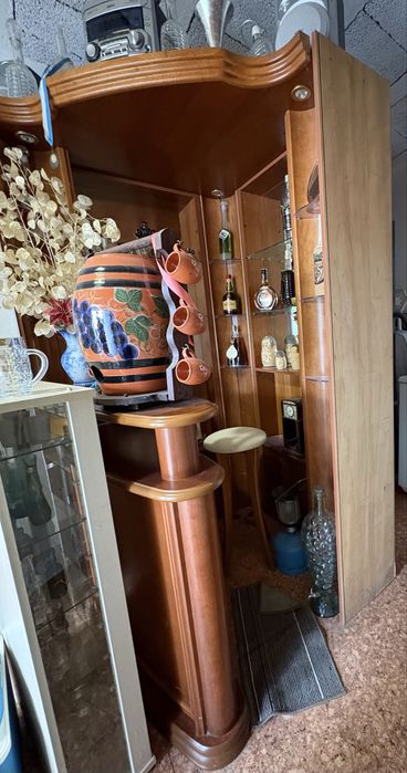 Bar de madeira com balcão