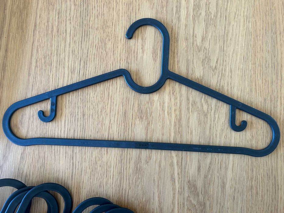 cabides Ikea de bambu/plástico preto e cesto de bambu