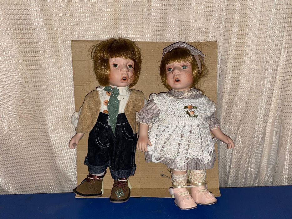 Conjunto de dois bonecos de porcelana