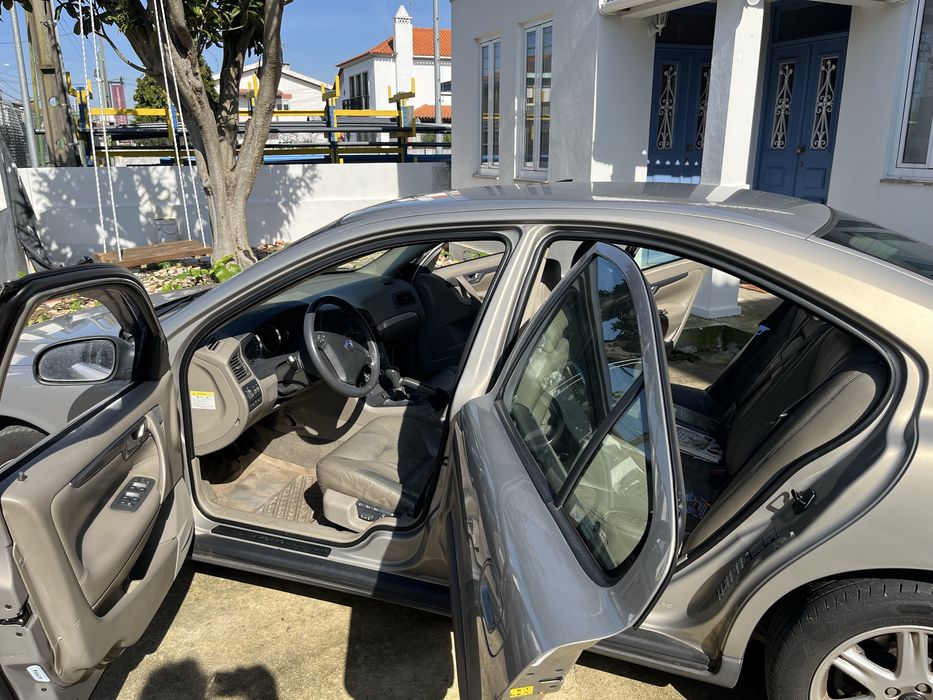 Volvo S60 2.0T - quilometragem baixa para idade carro
