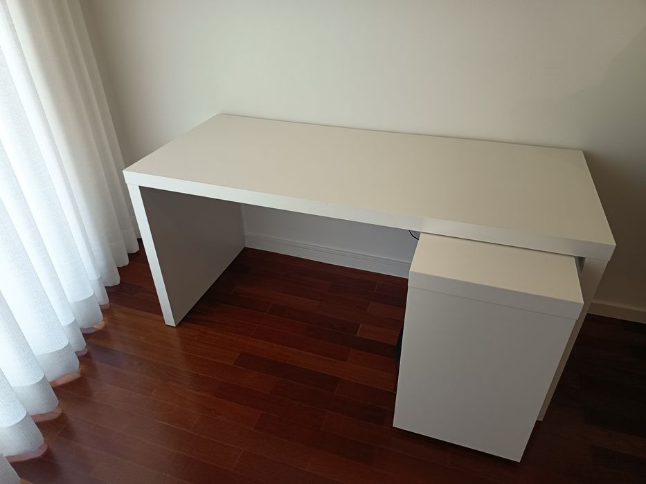 Secretária MALM com painel extraível