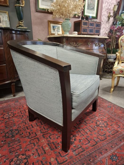 Poltrona contemporânea em madeira maciça.