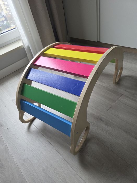 Kolorowy drewniany bujak dla dzieci