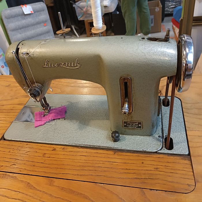 Maszyna do szycia Łucznik ze stołem zabytek