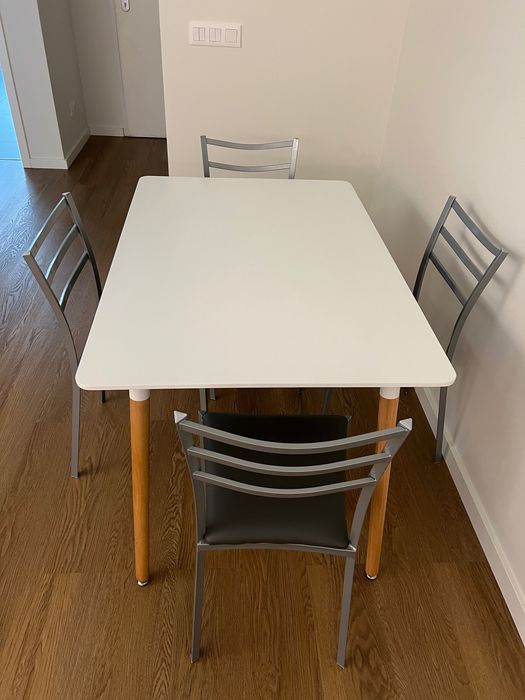 Mesa de jantar com 4 cadeiras