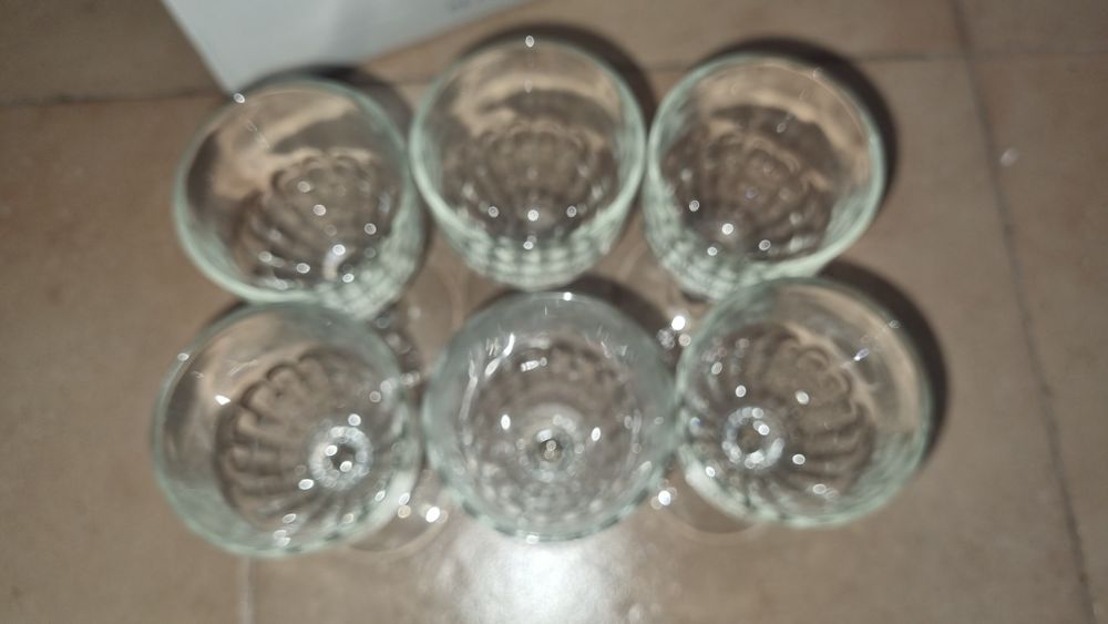 6 copos com pe de água