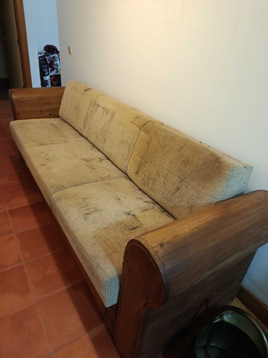 Sofa original em madeira de castanho fabrico nacional a precisar de estofar