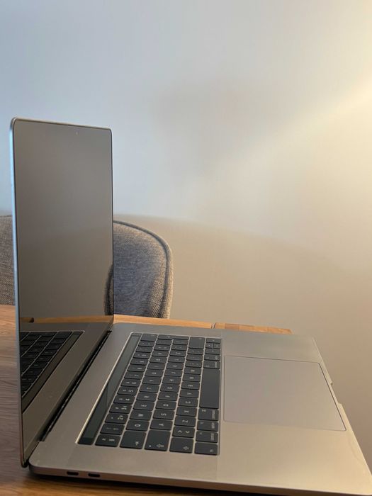 MacBook Pro APPLE Cinzento64283894525570122