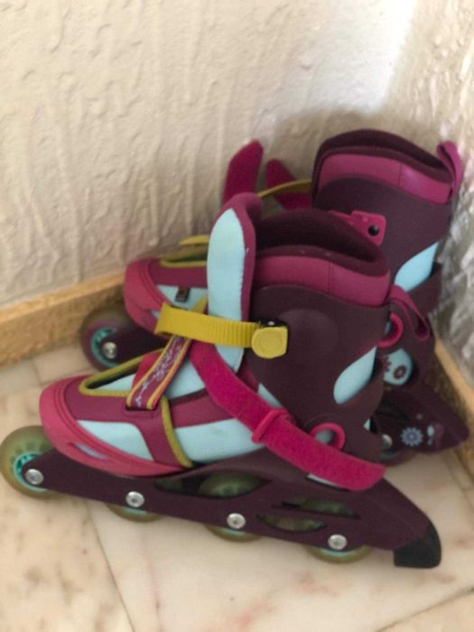 Patins em linha de  rapariga