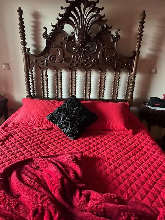 Cama de casal com comoda e mesas de cabeceira