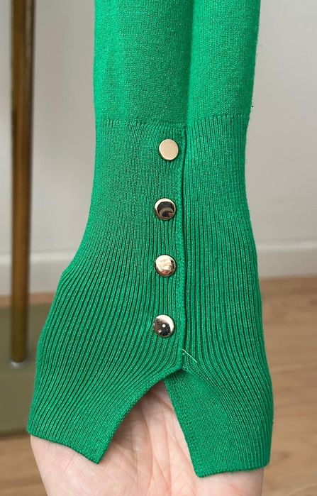 Camisola verde com botões dourados Zara