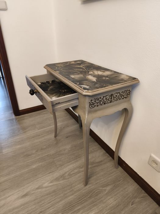 Mesa de apoio pintada