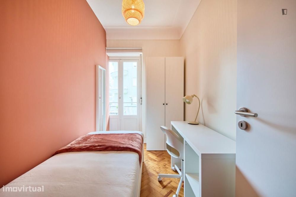 Quarto - localizado em Arroios Lisbon