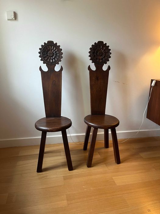 Par de cadeiras antigas em madeira entalhada – estilo rústico