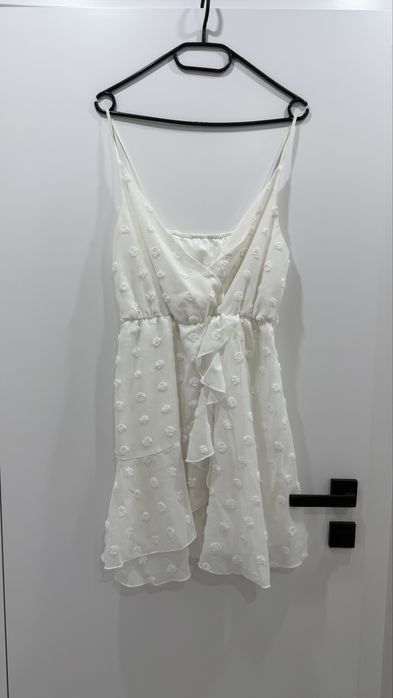 Biala sukienka na ramiaczka