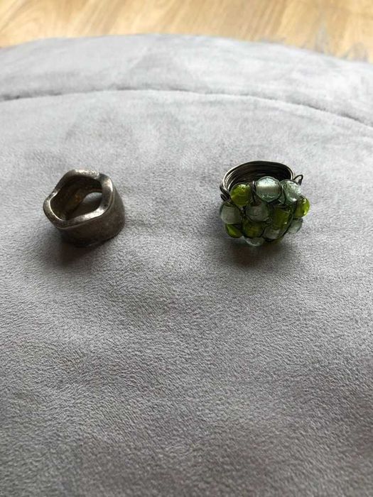 anel prateado com pedras verdes