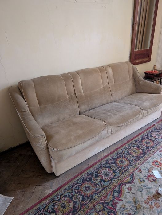 Диван+два м'які крісла безкоштовно.