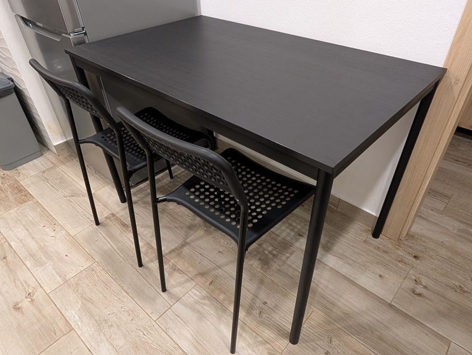 Mesa e 2 cadeiras Ikea
Preto-castanho
6 meses