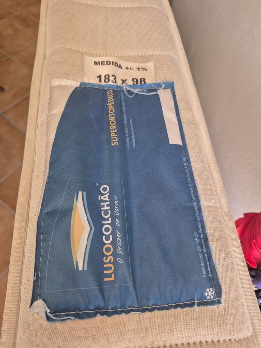 Cama completa + mesa cabeceira