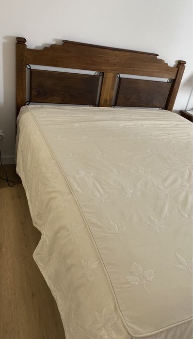 Coberta de cama de casal e rolo decorativo