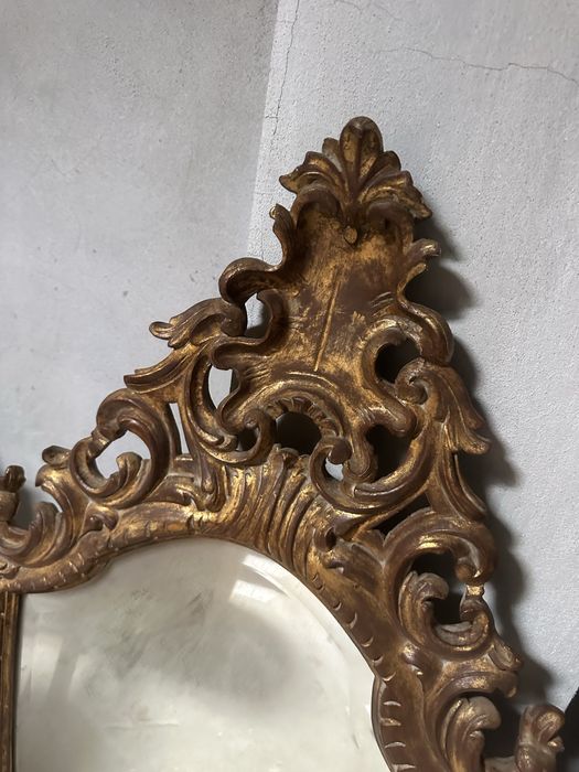 Espelho com moldura em madeira trabalhada