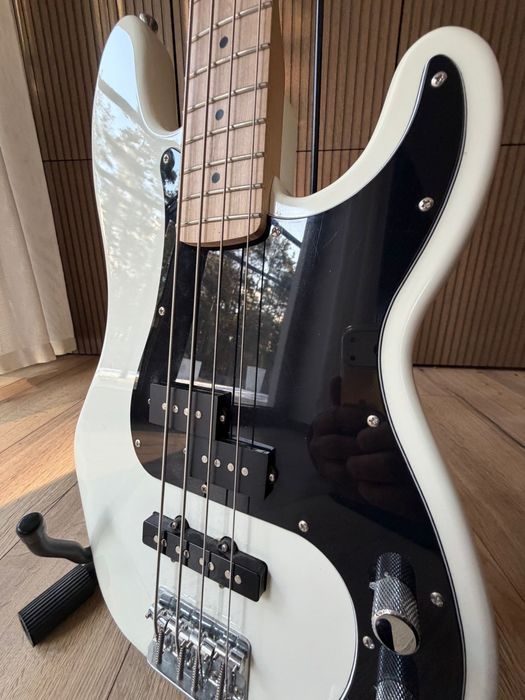 Bass Precision Squaier Fender