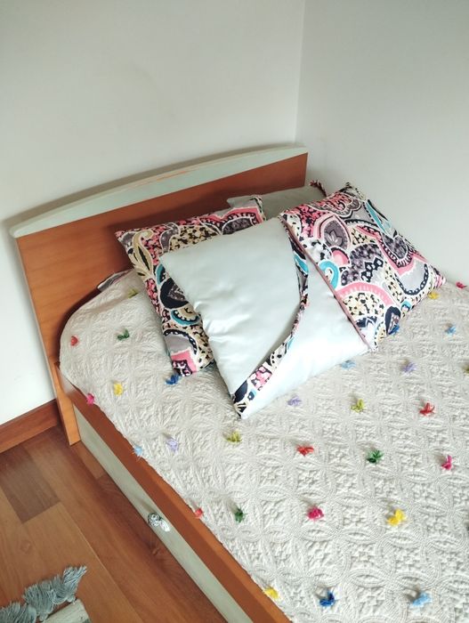 Cama de solteiro de madeira com gavetão e dois colchões quarto criança