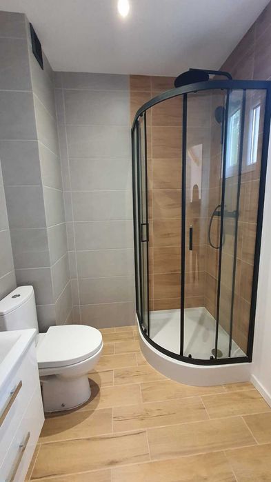 Kompleksowe remonty i wykończenia wnętrz ,  układanie płytek , paneli