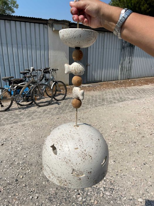 Candeeiro artesanal em cerâmica e madeira – estilo rústico/boho