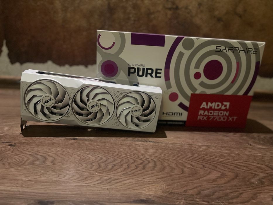 Видеокарта RX 7700 XT SAPPHIRE PURE 12 GB білого кольору