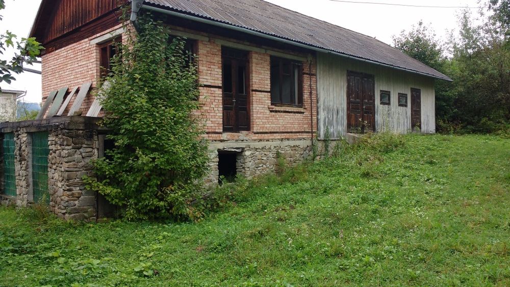 Особняк в Косові, півторачка з прибудовами