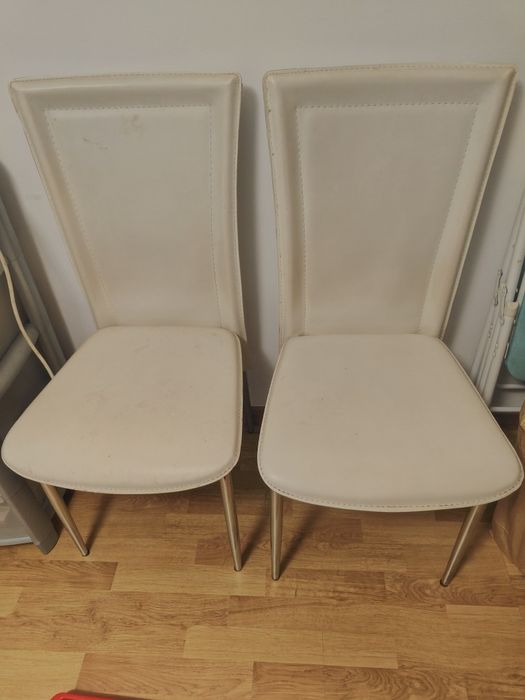 2 cadeiras de jantar de cor branca