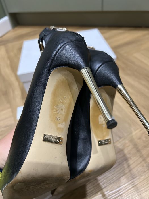 Buty na szpilce GUESS