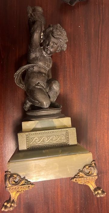 Figurka chłopiec ze stągwią.