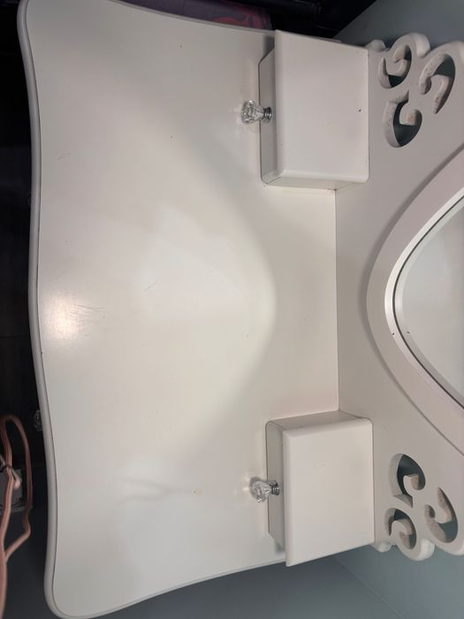 Toaletka biała  z lustrem