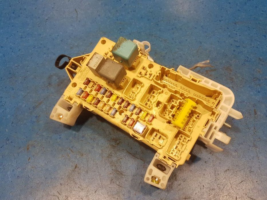 TOYOTA COROLLA VERSO I LIFT 2.0 D4D SKRZYNKA BEZPIECZNIKÓW 89221-0F010