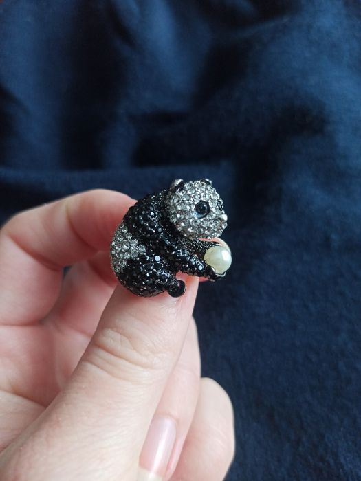 piękna broszka panda