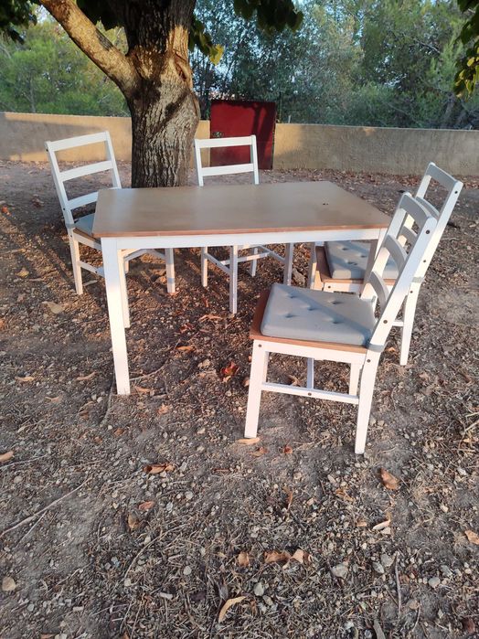 Mesa com 4 cadeiras