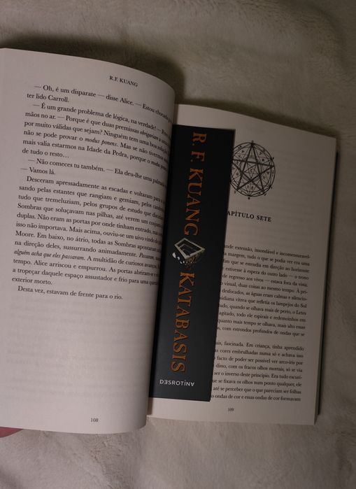 Livro Katabasis de R. F. Kuang