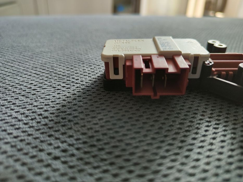 Blokada drzwi pralki beko