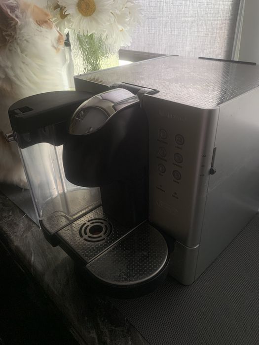 Капсульна кавомашина De'Longhi Nespresso Lattissima Premium EN 720.M