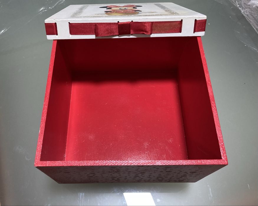 Caixa de madeira da Minnie