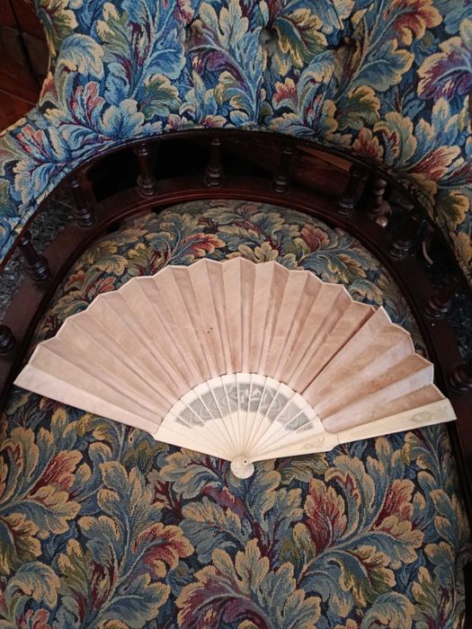 Leque Nobre Seda bordada séc XIX 26 cm fechado