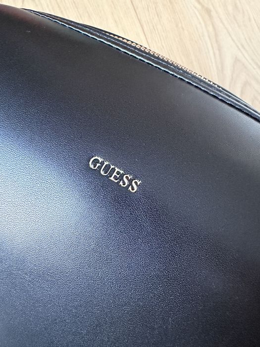 Nowa czarna kosmetyczka Guess unisex