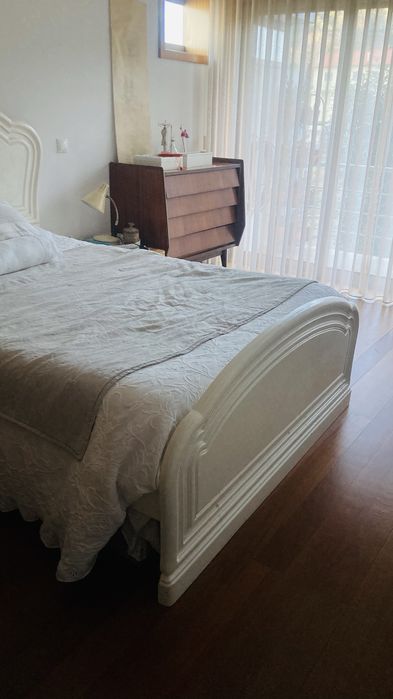 Cama branca madeira maciça anos 80