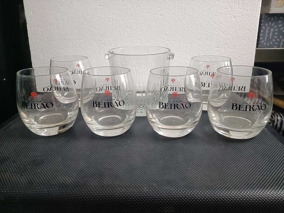 varios serviços e conjuntos de copos com balde e jarro