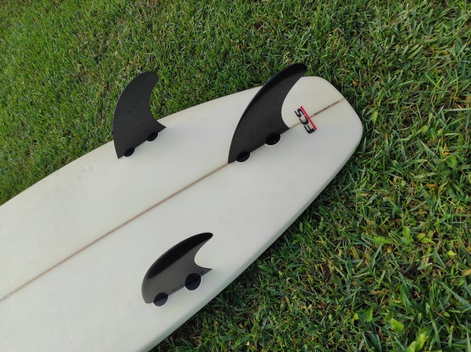 Prancha de Surf 6'1 com quilhas e capa
