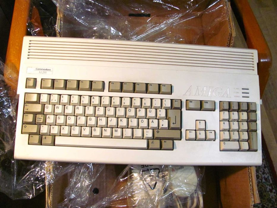 Komputer Amiga 1200 z zasilaczem - pełnosprawny - plomba fabryczna -