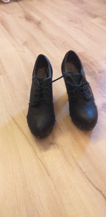Sapatos pretos com salto