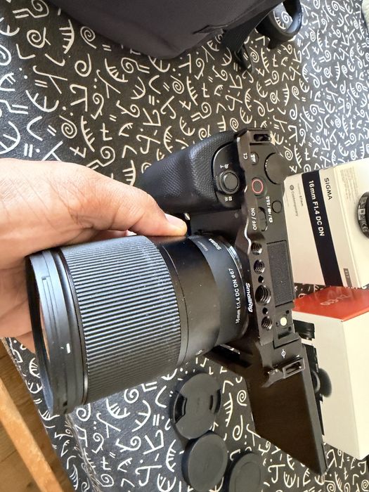 Sony ZV-E10 + Sigma 16mm f/1.4 + 16-50mm + Cage SmallRig + SD 256GB